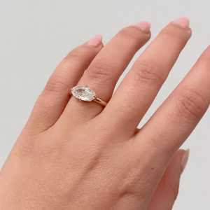 Anillo de compromiso de diamante de laboratorio ovalado de 2 quilates, oro macizo de 14K y 18K, con diseño de brújula oriental-occidental y corte escalonado, joyería nupcial moderna y minimalista - Product Image 2