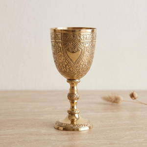 Copa Elegante de Metal Dorado Antiguo, Cáliz Decorativo con Patrón Floral Grabado, Taza Vintage para Beber, Decoración de Mesa de Lujo - Product Image 1