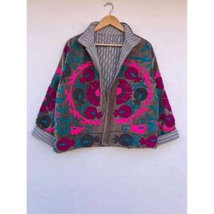 Chaqueta de terciopelo gris de lujo para mujer, bordada a mano con motivos florales coloridos, estilo bohemio hippie, ropa exterior de otoño para mujer - Product Image 1
