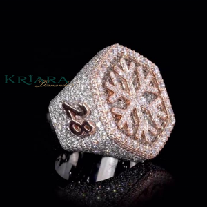 Bague Cocktail Homme en Argent 925 et Or 18K avec Moissanite Ronde Sertie Pavé, Design Flocon de Neige, Bijou Type Chevalière - Product Image 2