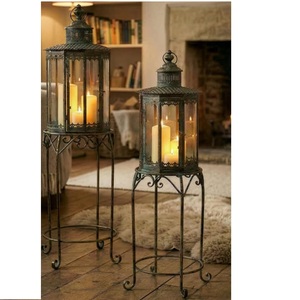 Farol de metal decorativo grabado a mano con soporte, faroles de metal decorativos curvados a mano para suelo - Product Image 1