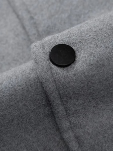 Veste universitaire grise pour homme, manches noires, col mandarin, boutonnage frontal, coupe droite décontractée, couleur unie, séchage rapide, respirante - Product Image 2
