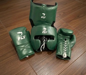 Ensemble d'entraînement de boxe en cuir véritable de qualité supérieure, avec fermeture à lacets, protège-tête et protège-glandes, prix de gros RTS - Product Image 1