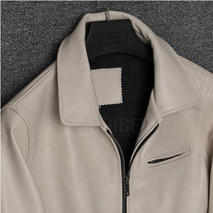 Chaqueta de cuero de inspiración clásica con corte actualizado y artesanía de calidad en venta - Product Image 4