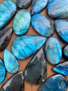พลอยลาบราโดไรต์ธรรมชาติคุณภาพ AAA รูปทรงอิสระ งานแฮนด์เมด ขัดเงาด้วยมือ ขายส่ง ราคาแข่งขัน - Product Image 1