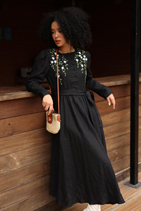 Elegante Vestido Maxi de Lino Negro con Bordado Floral Hecho a Mano, Vestido Largo de Manga Larga con Corte en A, Moda Ética para la Noche - Product Image 2