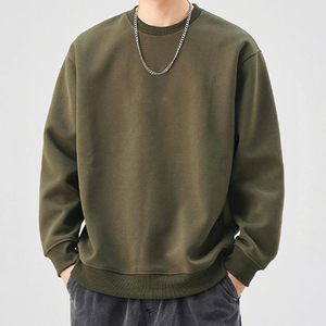Sudadera de cuello redondo color verde oliva para hombre: Estilo minimalista, máxima comodidad. Esta sudadera de cuello redondo verde oliva es perfecta para usar en capas o de forma individual. - Product Image 1