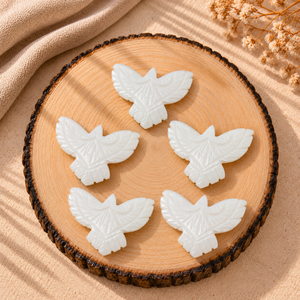 Colgante de Howlite con Tallado de Águila de 30mm, Escultura de Piedra Preciosa Hecha a Mano para Fabricación de Joyas, Decoración, Manualidades y Suministros al por Mayor - Product Image 3