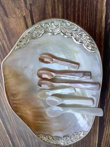 Cuchara de Madreperla con Mango Curvo |   Cuchara de Concha Natural con Brillo de 10 cm |   Servidor de Caviar Artístico |   Artesanía vietnamita tallada a mano - Product Image 6