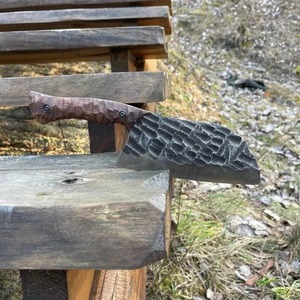 Cuchillo de Cocina y Chef Hecho a Mano con Hoja de Acero al Carbono, Punta Caída, Mango de Madera y Borde Dentado |   Personalizable por OEM - Product Image 4