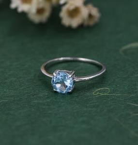 แหวนโทแพซสีฟ้าอ่อนแท้ขนาด 6 มม. ตัวเรือนเงินแท้ ประดับด้วยพลอยโทแพซทรงเหลี่ยมธรรมชาติ แหวนซ้อนได้ - Product Image 2