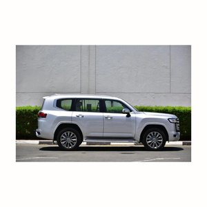 Toyota Land Cruiser Prado, SUV de lujo para conducción todoterreno, potente vehículo 4x4 con motor fuerte e interior confortable. - Product Image 5