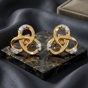 ต่างหูเพชรทองคำขาวทรงปมฉลุลาย - Product Image 2