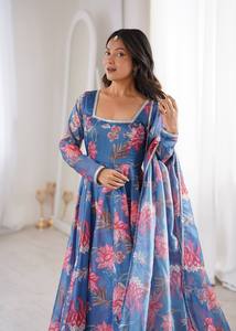 Traje con estampado floral y diseño realista para la próxima sesión festiva - Product Image 3