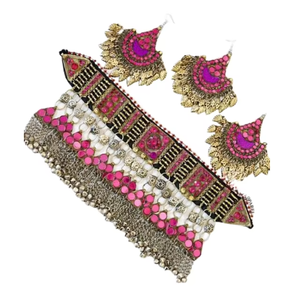 Magnifiques boucles d'oreilles tribales afghanes rose magenta avec des pampilles, ornées de perles complexes et de fils soyeux en cascade - Product Image 6