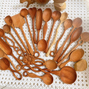 Cuchara de Madera Hecha a Mano con Diseño de Cola de Ballena - Utensilio de Cocina Ecológico para Servir, Decoración con Temática Oceánica para Regalo - Product Image 1