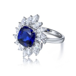 Bague en platine pour femme avec saphir bleu taille coussin et halo de diamants marquise, bijou de fiançailles romantique - Product Image 3