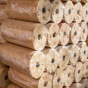 Briquettes de granulés de bois 100% conformes aux normes européennes pour systèmes de chauffage, haute densité 680 kg/m2, faible humidité 99,99% à l'origine - Product Image 3
