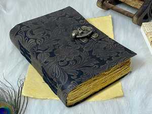 Diario de Cuero Negro con Grabado Floral y Cierre Antiguo en Forma de C, Cuaderno Hecho a Mano con Papel Vintage de Borde Desflecado - Product Image 4