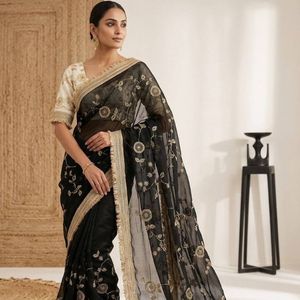 Sari indien Banarasi en velours pur brodé de qualité supérieure avec pallu en C de designer et bordure en dentelle - Product Image 5