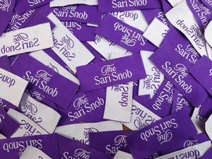 Etiqueta tejida para ropa con logotipo de marca personalizado, sin pedido mínimo, plegable en el extremo, cortada para plegar - Product Image 2