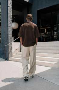 T-shirt Homme Oversize Marron Uni à Manches Courtes Col Rond Coupe Décontractée Ample Écologique avec Logo Frontal - Product Image 2