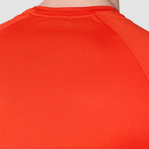 เสื้อยืดออกกำลังกายแขนสั้นสำหรับผู้ชาย ตัดเย็บด้วยเครื่องจักร ทรงเข้ารูป กระชับรูปร่าง เหมาะสำหรับการออกกำลังกายและเล่นกีฬา - Product Image 3
