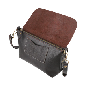 Venta al por mayor directa de fábrica: Bolso bandolera de cuero para mujer, clásico negro con solapa, personalizable y suministro para pedidos al por mayor. - Product Image 4