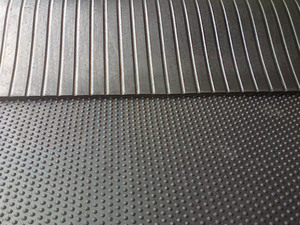 Tapis d'écurie les plus vendus avec fond texturé et bords droits, revêtement en caoutchouc antidérapant robuste pour écuries de chevaux, en vente - Product Image 2
