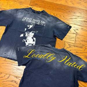 Camiseta Negra Vintage Lavada de Alta Calidad al por Mayor para Hombre, Ajuste Holgado, con Gráfico Frontal y Bolsillo en el Pecho, Estilo Urbano - Product Image 2