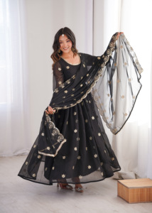 Robe Anarkali intemporelle en Georgette avec broderie de sequins, pantalon évasé coordonné de quatre et demi mètres, et dupatta ornée pour femme - Product Image 3