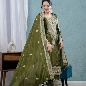 Hermosa Ropa Moderna de Seda India y Pakistaní, Top y Dupatta con Bordado y Lentejuelas para Fiestas, Bodas y Diwali - Product Image 1
