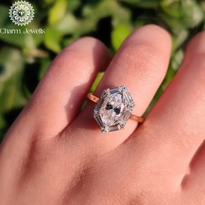 Bague de fiançailles Charm Jewells en moissanite taille coussin certifiée IGI, sertie à griffes en or 18 carats, alliance classique pour femme 3 - Product Image 4