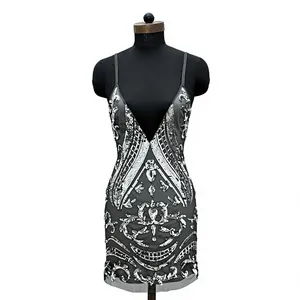 Robe moulante noire sexy à sequins, col en V, bretelles spaghetti, au-dessus du genou, motif géométrique, en tulle, coupe fourreau - Product Image 1