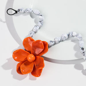 Colliers uniques avec grandes perles rondes et pendentifs fleur en résine pour femmes, colliers ras-du-cou faits main en perles acryliques, artisanat en résine - Product Image 4