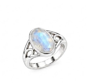 Bague en argent avec pierre de lune arc-en-ciel, bague ovale en pierre de lune, bague statement en argent sterling, bijoux bohèmes faits à la main, cadeau pour elle - Product Image 2