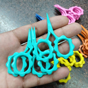 Tijeras de Bordado con Mango de Flores Coloridas, Suministro al por Mayor, con Marca Personalizada para Negocios de Regalos y Manualidades - Product Image 3