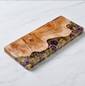 Planche à fromage en résine époxy en bois d'acacia avec forme rectangulaire et finition naturelle parfaite pour accessoire de cuisine élégant - Product Image 1
