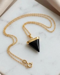 Collier pendentif triangle en obsidienne noire, bijoux minimalistes en or pour la protection, pierre précieuse naturelle, cadeau pour femmes - Product Image 1