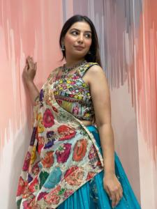 Chaniya Choli de seda rusa premium con blusa bordada de hombros descubiertos y dupatta con estampado digital. Navratri 33, choli de diseñador Meera. - Product Image 4