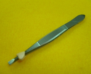 Pinzas para Cejas DK-634 de 9 cm con Punta Plana |   Pinzas de punta plana de acero inoxidable para dar forma a las cejas, duraderas - Product Image 2
