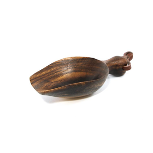 Cuchara de Madera de Suar de Grado Alimenticio con Cordón de Cuero de Cinco Centímetros de Largo, Color Marrón Claro, Quince Centímetros de Largo, Siete Centímetros de Ancho - Product Image 1