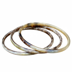 Bracelet jonc en corne de buffle poli, écologique, moderne, de forme ronde naturelle, bijou de collection artistique, artisanat durable - Product Image 5