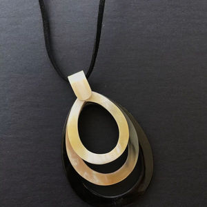 Collier en corne naturelle de qualité supérieure avec surface lisse, idéal pour les collections de bijoux de mode et la coordination élégante des tenues - Product Image 1