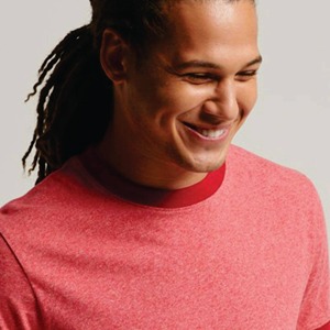 Camiseta de Manga Corta Rosa para Hombre con Ribete en Contraste Rojo, Corte Regular, Informal, de Algodón Jersey, Cuello Redondo, Color Sólido - Product Image 4