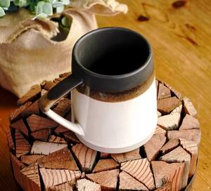 Mug à café en céramique rustique avec glaçure bicolore, finition mate, poignée angulaire unique, pour une utilisation à la maison ou dans un café. - Product Image 2