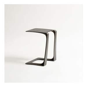 Mesa auxiliar de metal inspirada en joyas que aporta un toque glamuroso al dormitorio, la sala de estar y la entrada. - Product Image 5