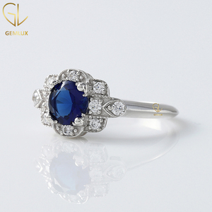Anillo de Compromiso Vintage Art Deco con Zafiro Azul, Diamante Redondo y Moissanita, Diseño de Inspiración Victoriana en Oro de 18K - Product Image 2
