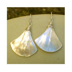 Boucles d'oreilles créoles en coquillages et perles naturelles, prêtes à être expédiées en 2026, pour fêtes estivales, mariages romantiques et tenues de mariée - Product Image 1