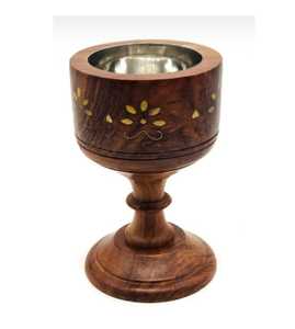 Calice en bois artisanal avec base de tige polie et revêtement métallique, design élégant avec incrustation florale, pour usage cérémoniel et ornemental. - Product Image 1